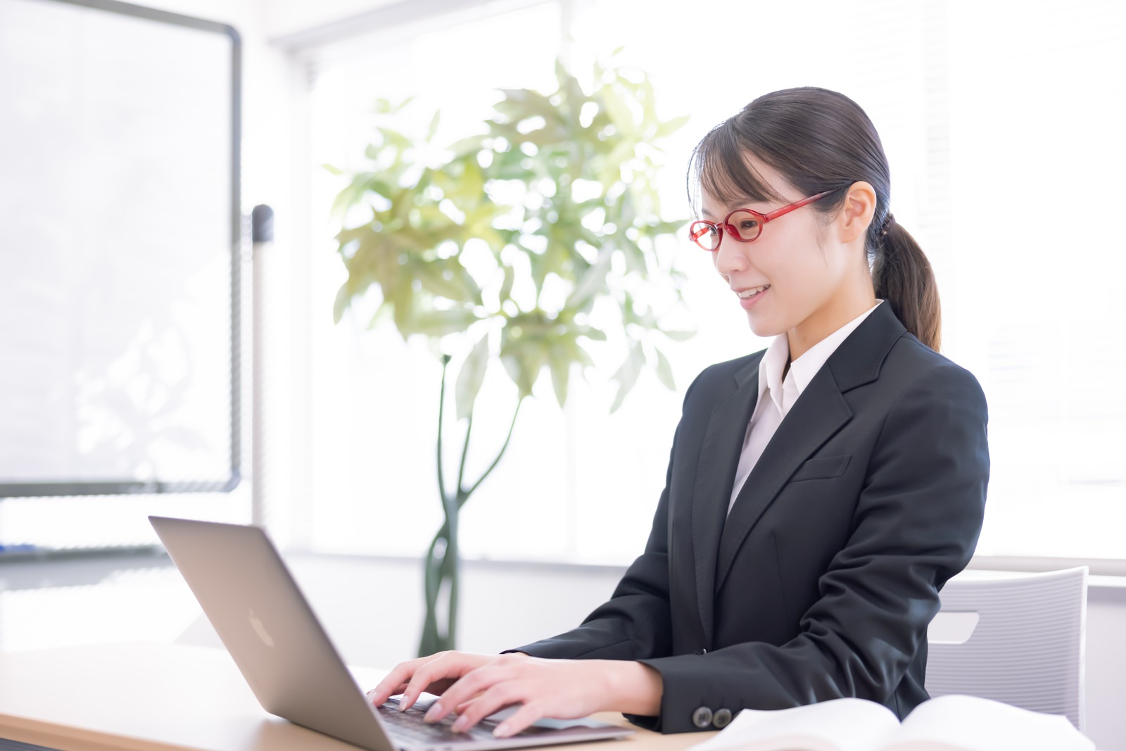 ノートPCの運用を行う日本人IT担当者