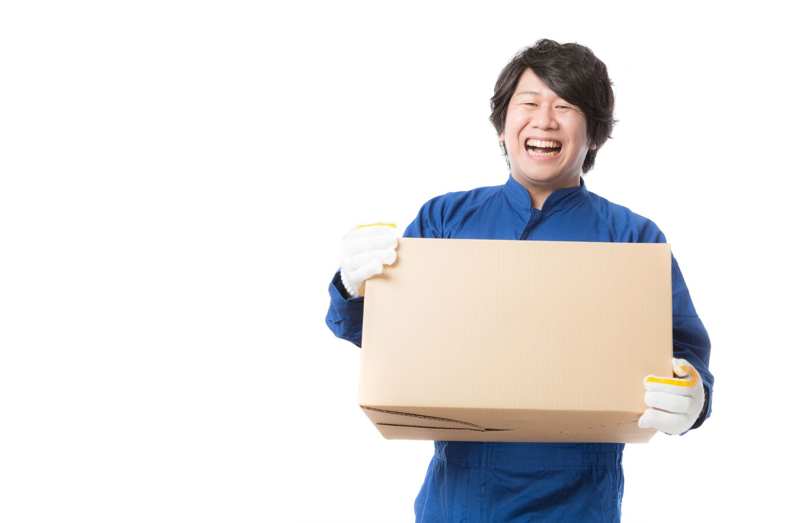 ノートPCを梱包して発送する日本人スタッフ